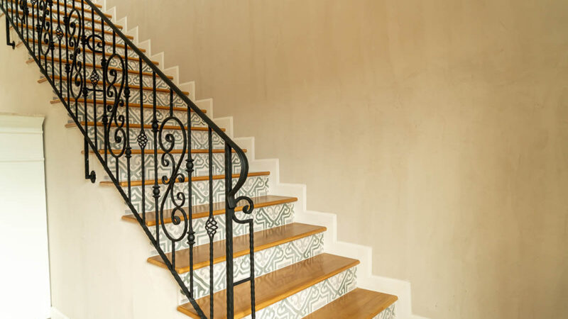 Лестницы и их оформление: выбираем между металлическими перилами и коваными ограждениями